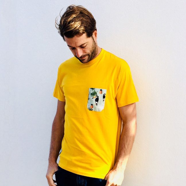camiseta chico mostaza bolsillo tucanes y pinas